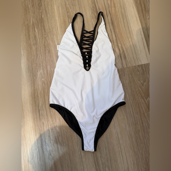 VENUS Size 8 Black One -Piece Swimsuit - Picture 9 of 9